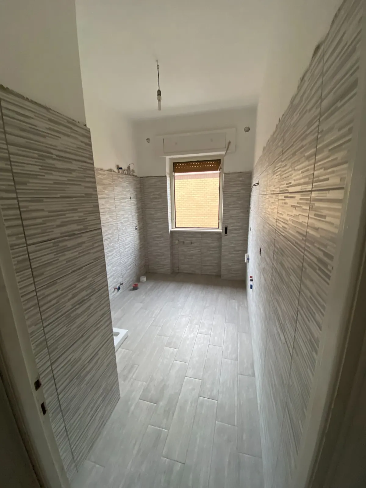 Posa coordinata di pavimenti e rivestimenti