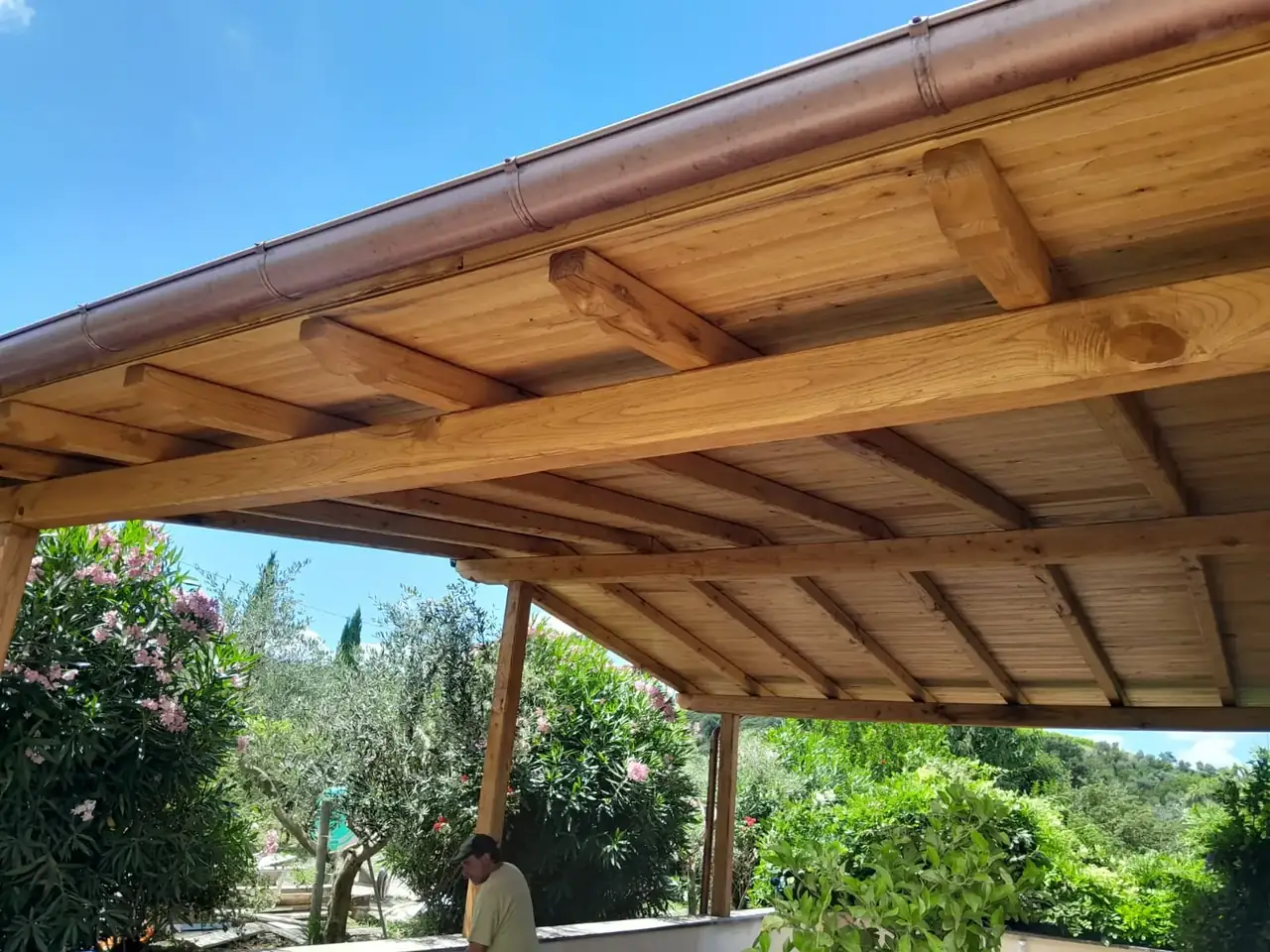 Realizzazione artigianale di una copertura in legno